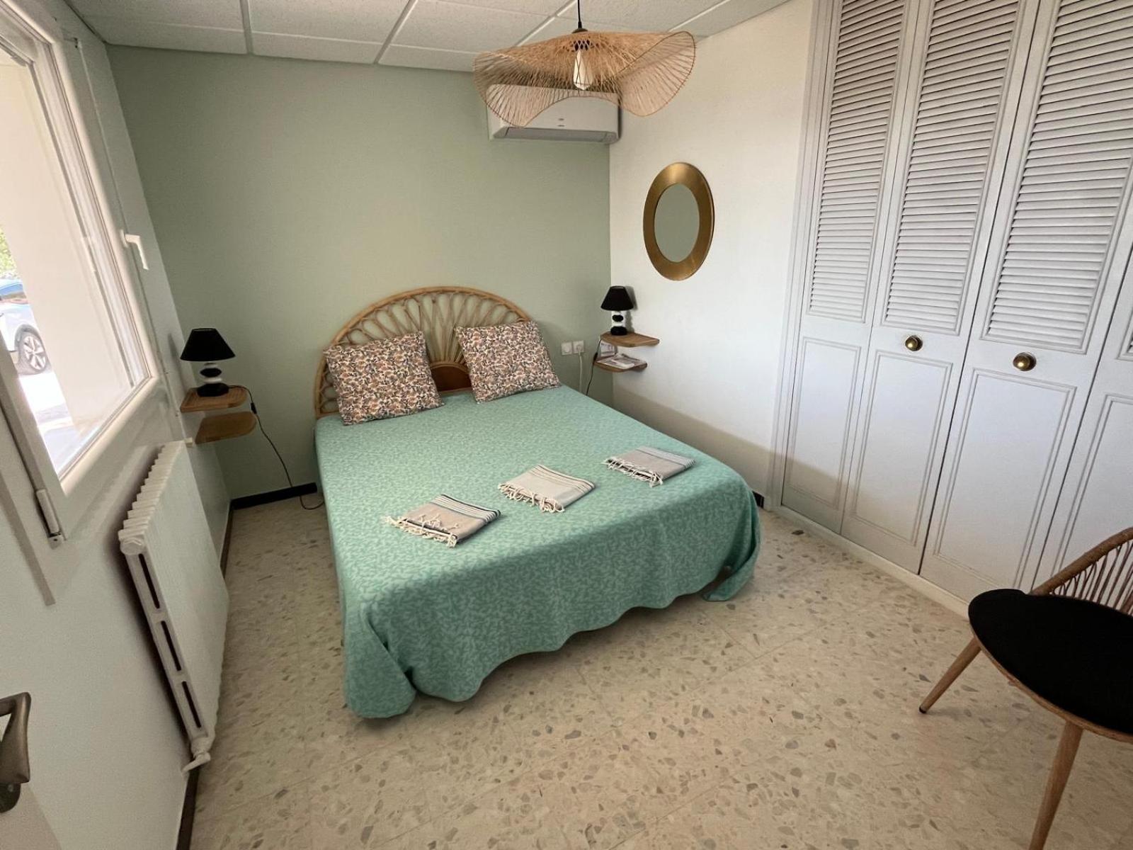 Meuble Tourisme 4*, Les Pieds Dans L'Eau, Villa Las Palmeras 拉隆德莱丝莫里斯 外观 照片